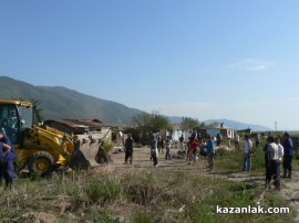 Видео: Започна събарянето на постройки в ромската махала на Мъглиж