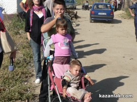 Видео: Започна събарянето на постройки в ромската махала на Мъглиж