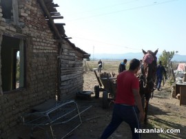 Видео: Започна събарянето на постройки в ромската махала на Мъглиж