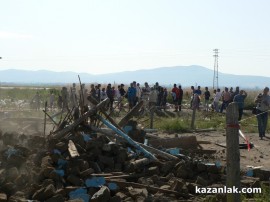 Видео: Започна събарянето на постройки в ромската махала на Мъглиж