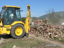 Видео: Започна събарянето на постройки в ромската махала на Мъглиж