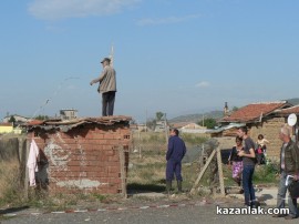 Видео: Започна събарянето на постройки в ромската махала на Мъглиж