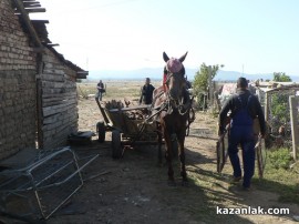 Видео: Започна събарянето на постройки в ромската махала на Мъглиж