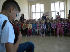 Деца от Читалище „Искра” гостуваха в ЦДГ “Детелина“ / Новини от Казанлък