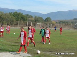 Розите спечелиха градското дерби при децата