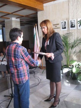 С лентички „Честит празник” бяха закичени всички общински служители / Новини от Казанлък