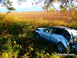 Видео: Шофьор само с драскотина при тежка катастрофа до Казанлък