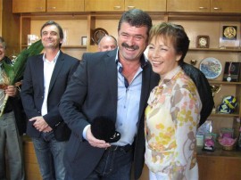 Букети и конфети в Община Казанлък за рождения ден на Галина Стоянова