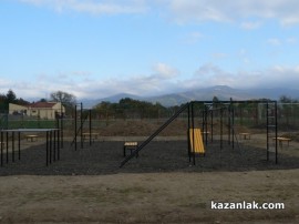 Видео: стрийт фитнес площадката в Казанлък се сдоби с нови уреди