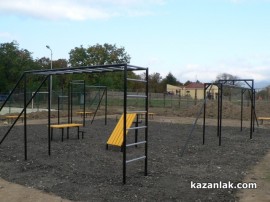 Видео: стрийт фитнес площадката в Казанлък се сдоби с нови уреди