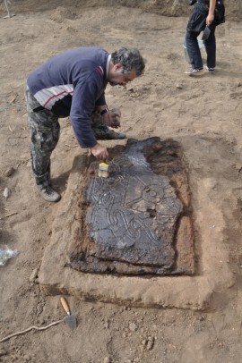 Откриха ритуални есхари и амфори в могилата край Бузовград