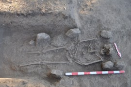 Откриха ритуални есхари и амфори в могилата край Бузовград