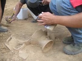 Откриха ритуални есхари и амфори в могилата край Бузовград