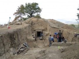 Откриха ритуални есхари и амфори в могилата край Бузовград / Новини от Казанлък