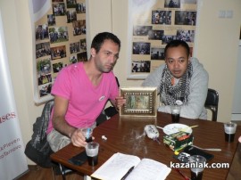 Видео: Френските пътешественици с бобеното зърно разгледаха Казанлък