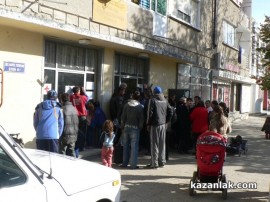 Ромите в Казанлък изхвърлят дарения им боб