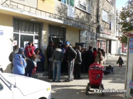 Ромите в Казанлък изхвърлят дарения им боб