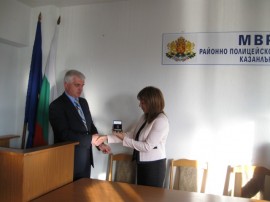 Кметът на община Казанлък награди 7 полицаи с таблети