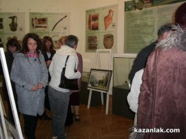 Един мъж и 22 дами се включиха в Областната изложба на гоблени в Казанлък