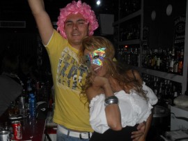 Ваня Пенева и Юнона купонясваха заедно в казанлъшка чалгатека