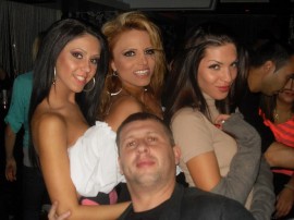 Ваня Пенева и Юнона купонясваха заедно в казанлъшка чалгатека