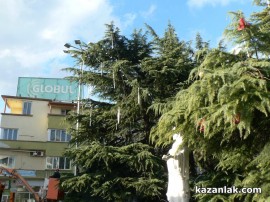  Снимки: Казанлък вече има Коледна елха