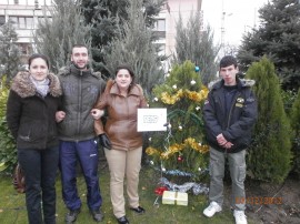 Младежи украсиха елха в центъра на Казанлък