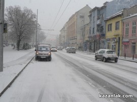 Видео: Снегът в Казанлък достигна 3 сантиметра за 2 часа