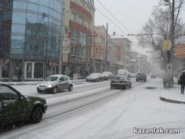 Видео: Снегът в Казанлък достигна 3 сантиметра за 2 часа