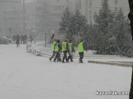 Видео: Снегът в Казанлък достигна 3 сантиметра за 2 часа