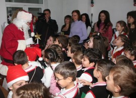 Дядо Коледа пристигна в Казанлък с брониран джип