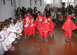 Дядо Коледа пристигна в Казанлък с брониран джип