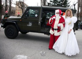 Дядо Коледа пристигна в Казанлък с брониран джип