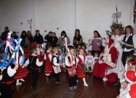 Дядо Коледа пристигна в Казанлък с брониран джип