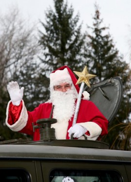 Дядо Коледа пристигна в Казанлък с брониран джип