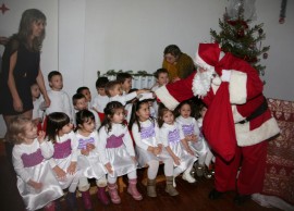 Дядо Коледа пристигна в Казанлък с брониран джип