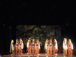 Ансамбълът за народни песни и танци „Искра”: Здраве да е, плодородие и щастие! 