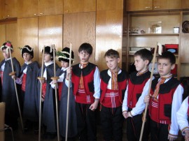 Коледарчета наричаха добри думи в Община Казанлък