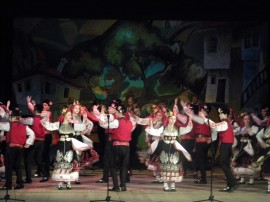 Ансамбълът за народни песни и танци „Искра”: Здраве да е, плодородие и щастие! 