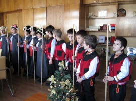 Коледарчета наричаха добри думи в Община Казанлък