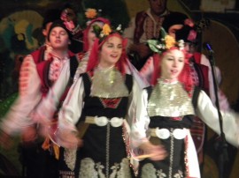 Ансамбълът за народни песни и танци „Искра”: Здраве да е, плодородие и щастие! 