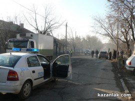 Видео: Автомобил застана на вратите си след катастрофа в Казанлък