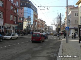 Топлото време изкара казанлъчани от домовете