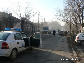 Видео: Автомобил застана на вратите си след катастрофа в Казанлък