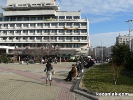 Топлото време изкара казанлъчани от домовете