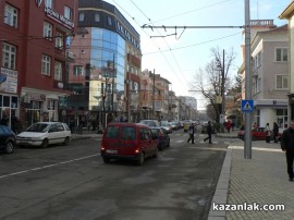 Топлото време изкара казанлъчани от домовете