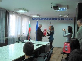 Две деца на загинали полицаи от Казанлък получиха Коледни подаръци