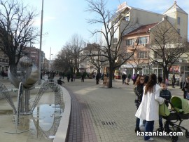 Топлото време изкара казанлъчани от домовете