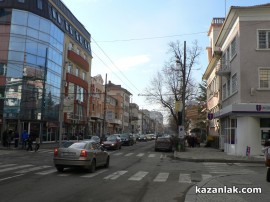 Топлото време изкара казанлъчани от домовете