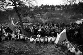 Калоферци спазиха традицията за хоро в Тунджа на Богоявление